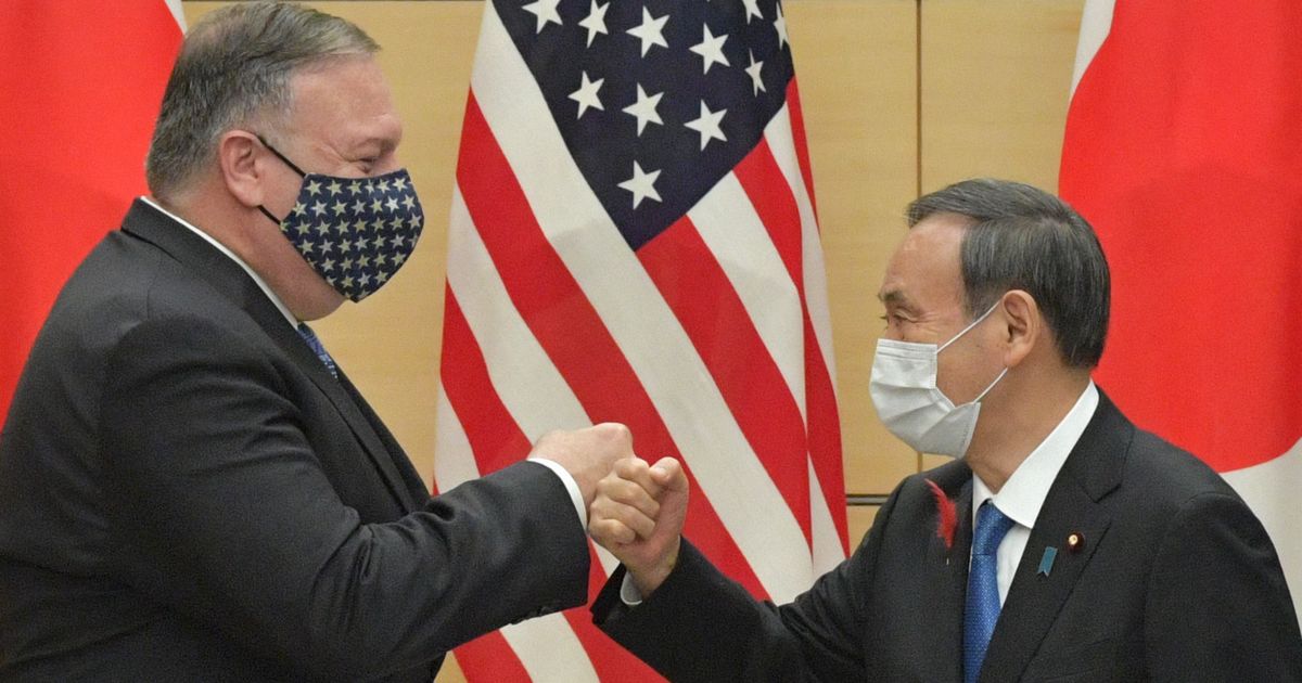 写真・図版 : 来日したポンペオ米国務長官（左）とグータッチをする菅首相＝10月6日、首相官邸。朝日新聞社
