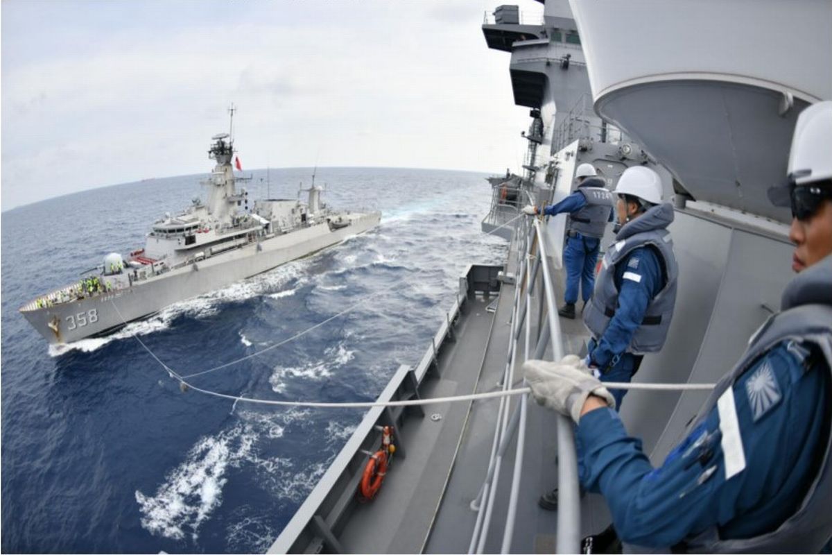写真・図版 : 10月6日に南シナ海で行われた海上自衛隊とインドネシア海軍の親善訓練。手前が護衛艦「かが」、奥がフリゲート艦「ジョン・リー」＝海自提供