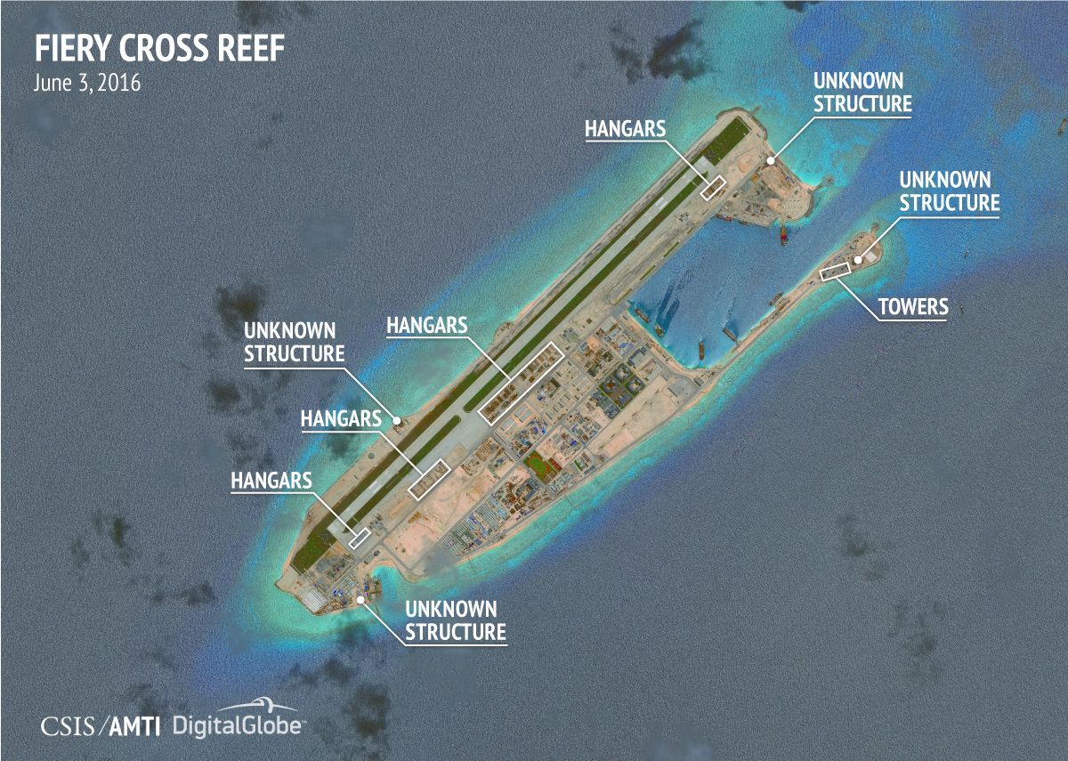 写真・図版 : 2016年、中国が南シナ海の南沙諸島で建設を進める航空機格納庫などをとらえた衛星写真=米シンクタンクCSIS提供