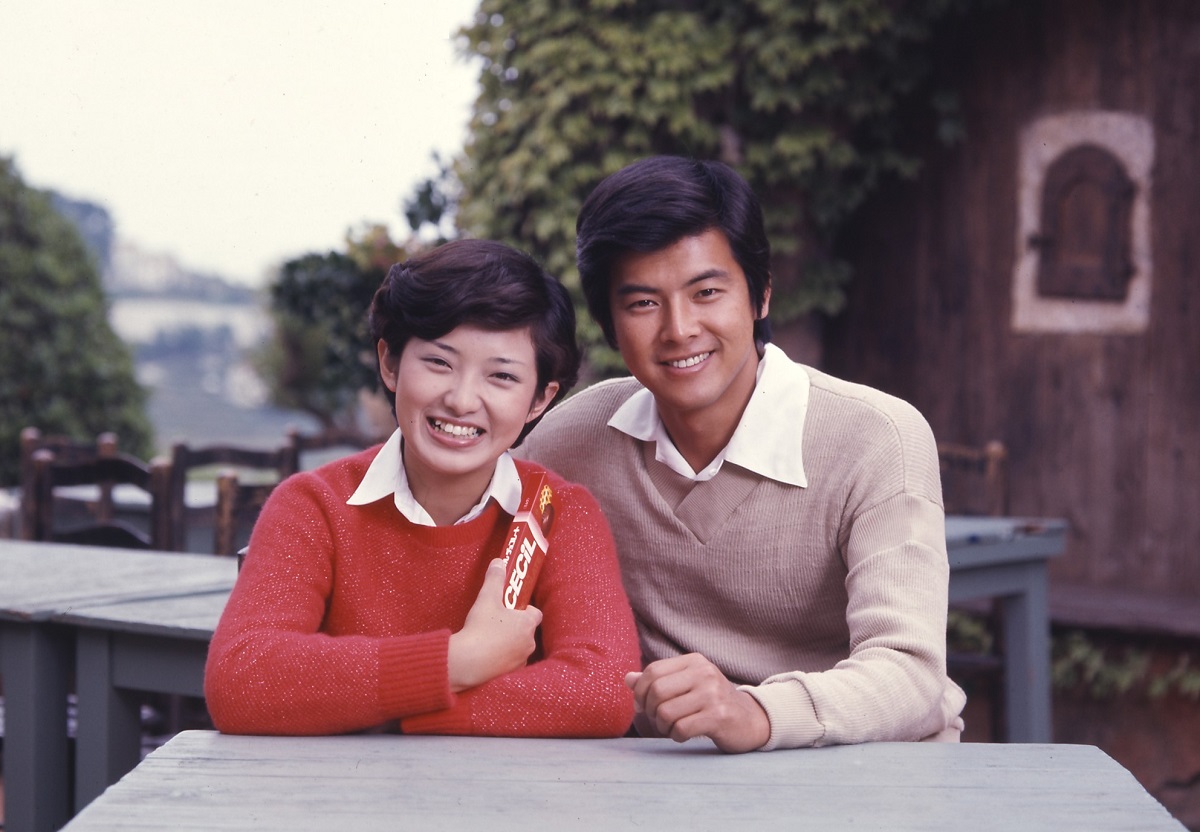 写真・図版 : 1974年、三浦友和と山口百恵が初共演した「セシルチョコレート」のCM=江崎グリコ提供