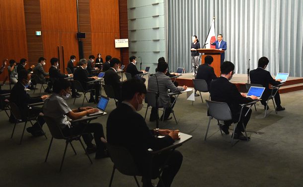 写真・図版 : 菅官房長官時代の記者会見の様子＝2020年9月11日、首相官邸