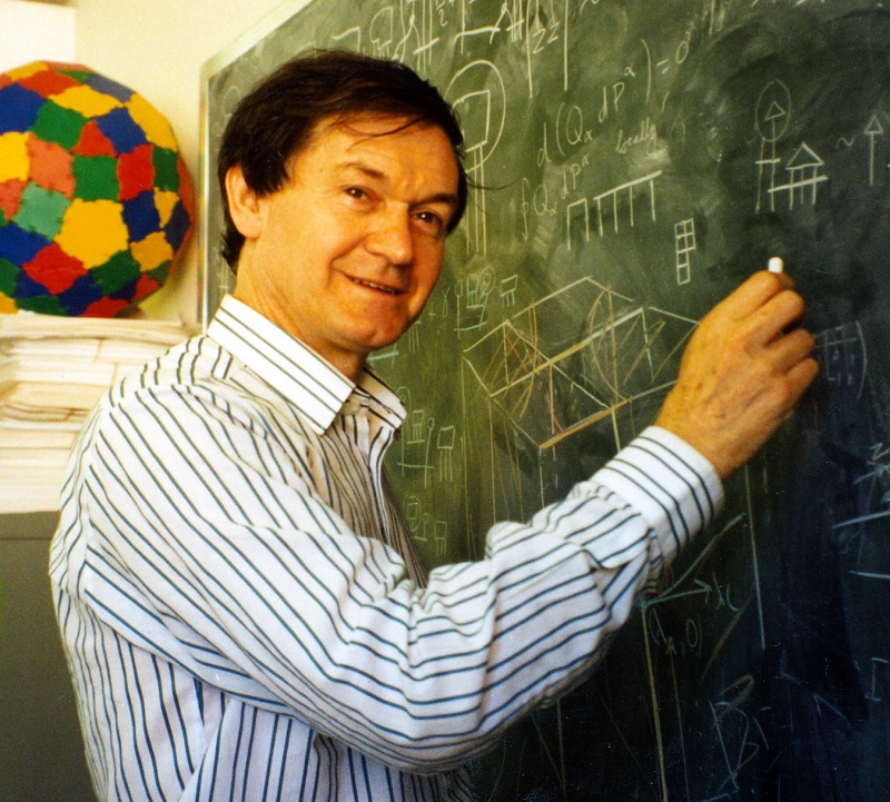 写真・図版 : オックスフォード大学のR・ペンローズ教授＝1995年10月6日、オックスフォード大の研究室、尾関章撮影  

