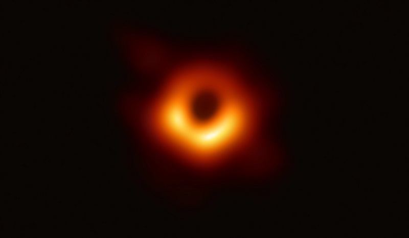 写真・図版 : 日米欧の研究チームが2019年4月に発表した、M87銀河のブラックホールの画像。黒い穴の部分がブラックホール＝©EHT collaboration 