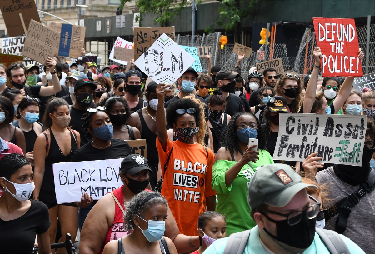 写真・図版 : 「黒人の命は大切だ」と叫びながらデモ行進をする市民＝2020年6月19日午後4時43分、米ニューヨーク