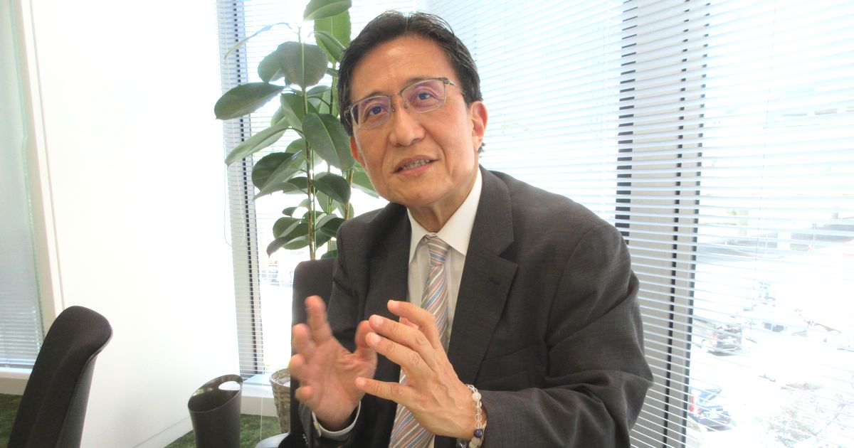 写真・図版 : インタビューに応える松井孝治・慶應義塾大学教授＝2020年9月8日、東京都港区