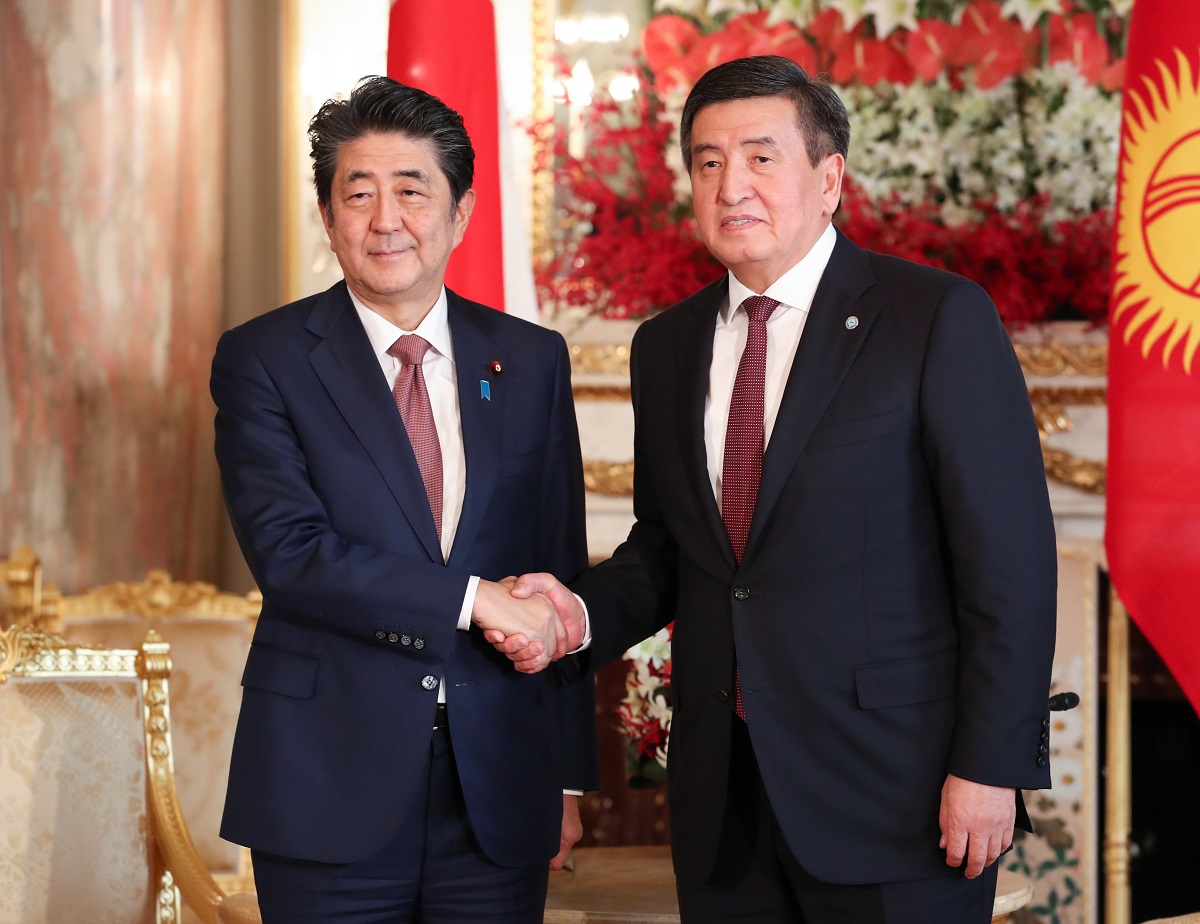 写真・図版 : 来日し首脳会談に臨んだキルギスのジェエンベコフ大統領（右）＝2019年10月23日、東京都港区の迎賓館