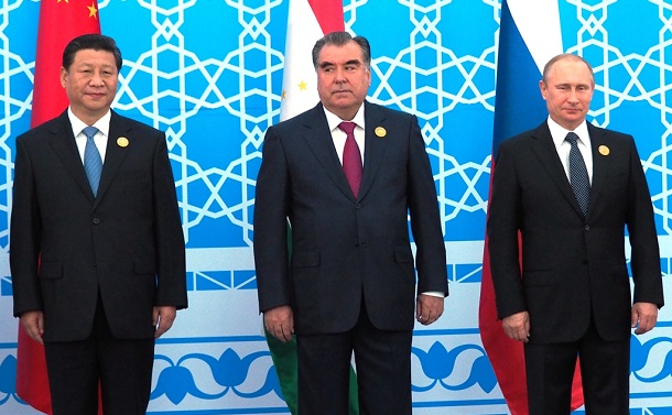 写真・図版 : 上海協力機構の首脳会議で、ホスト国タジキスタンのラフモン大統領（中央）を挟んで立つロシアのプーチン大統領（右）と中国の習近平国家主席（左）＝2014年9月12日、ドゥシャンベ