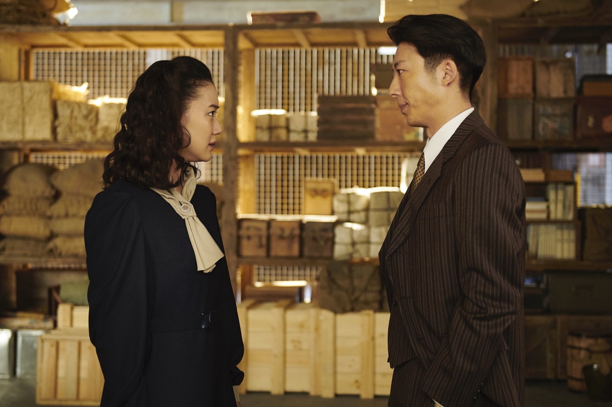 写真・図版 : 聡子(蒼井優)と福原優作(高橋一生)　©2020 NHK, NEP, Incline, C&I