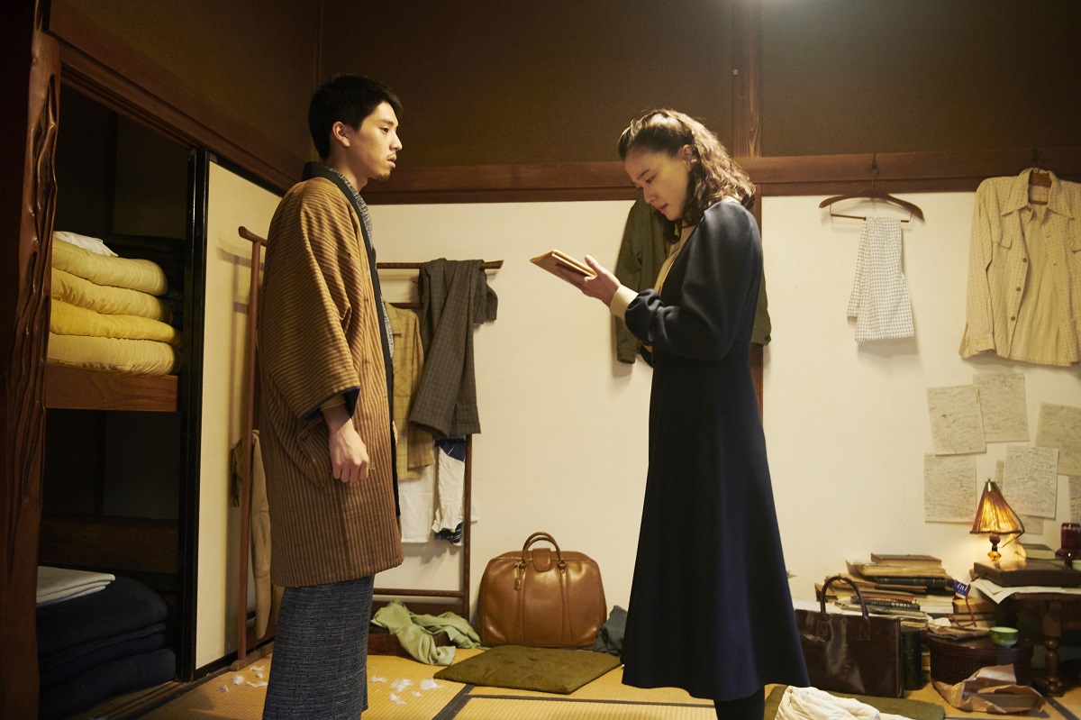 写真・図版 : 竹下文雄(坂東龍汰)と聡子(蒼井優)　©2020 NHK, NEP, Incline, C&I