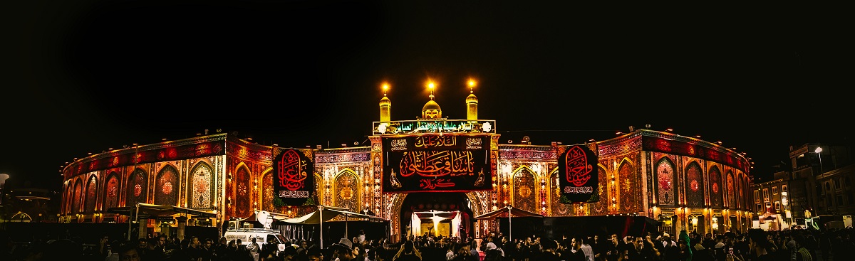 写真・図版 : カルバラにあるシーア派の指導者フサインの墓廟　Sajjad Haidar Malik/Shutterstock.com
