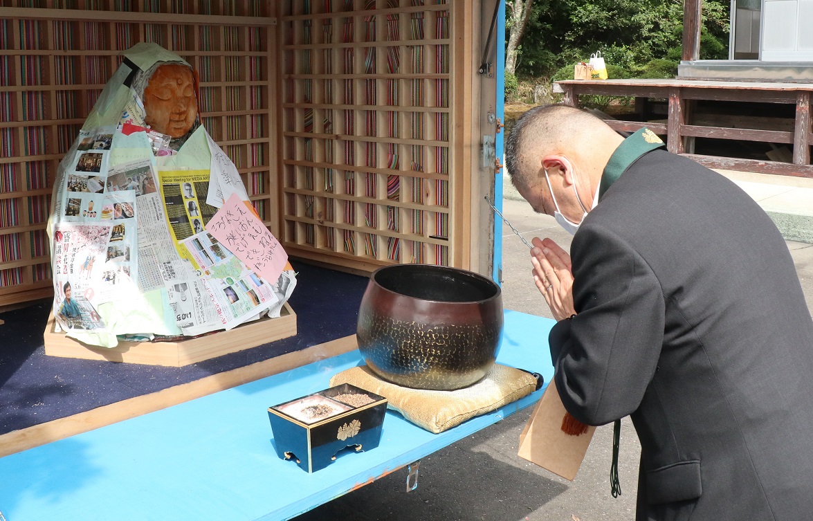 写真・図版 : 新型コロナの収束を祈願する檀家の男性=2020年9月22日、岩手県一関市の安楽寺