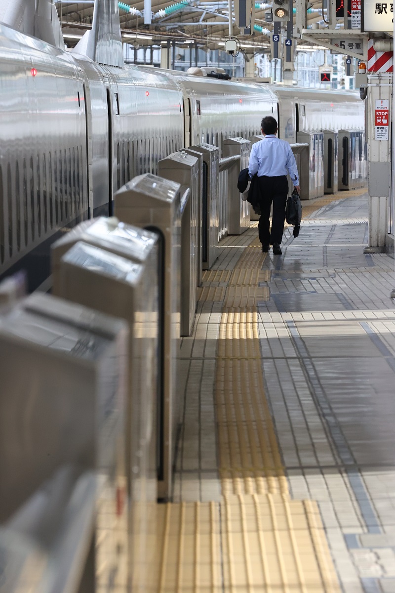 写真・図版 : 大型連休中にもかかわらず閑散とする新幹線ホーム＝2020年5月3日午後、JR東京駅