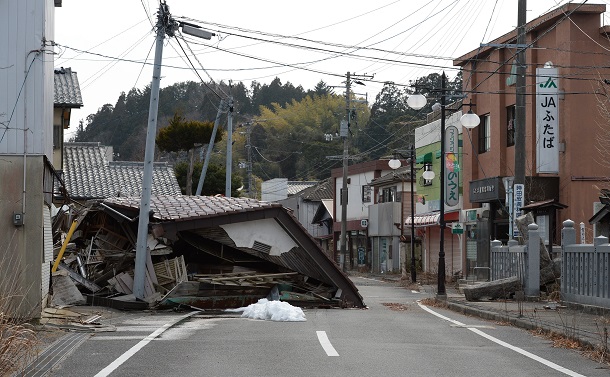 写真・図版 : 日本の観測史上最大を記録したマグニチュード9.0の東日本大震災で倒壊した家屋＝2014年2月25日、福島県双葉町 
