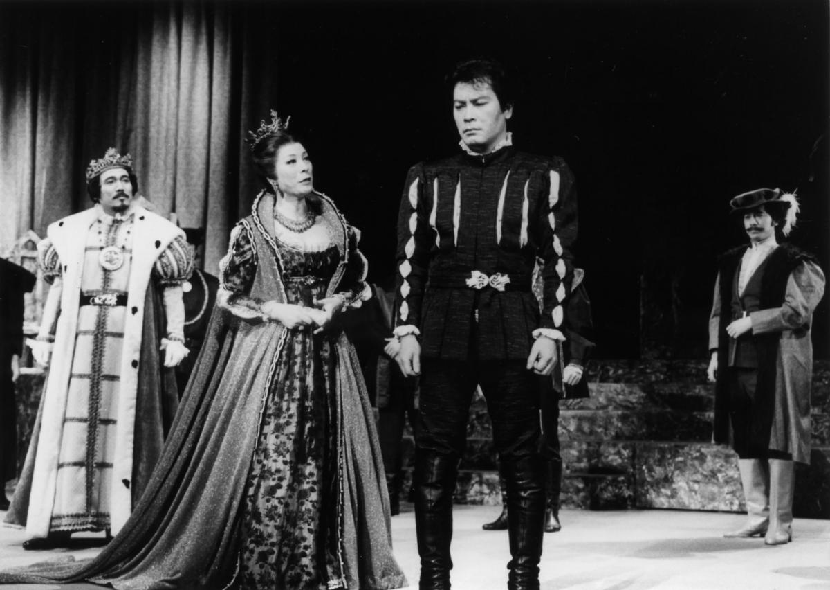 写真・図版 : 大きな反響を呼んだ「シェイクスピア・フェスティバル」の『ハムレット』(出口典雄演出、1972年)。江守徹（中央）が主演した