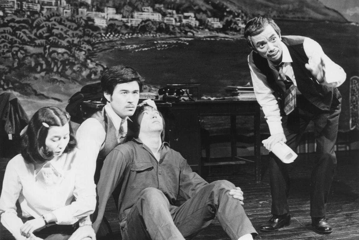 写真・図版 : つかこうへいの代表作『熱海殺人事件』は文学座アトリエで初演された（藤原新平演出、1973年）。角野卓造、金内喜久夫らが出演