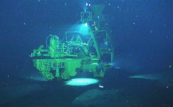 写真・図版 : 「海のジパング計画」、海底で作業する集鉱試験機＝経済産業省HPより