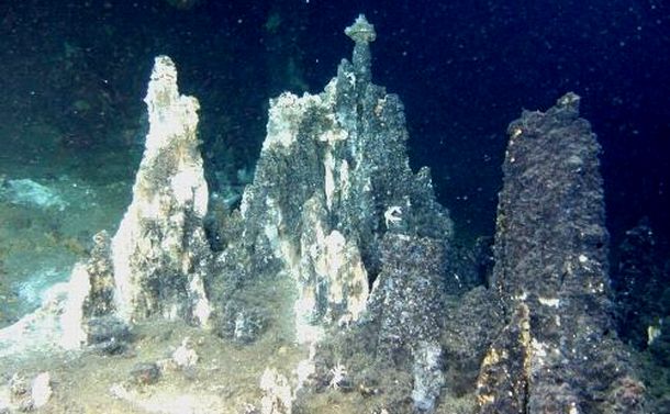 写真・図版 : 海底熱水鉱床。噴き出した金属が冷やされて小山を作る＝JOGMECのHPより