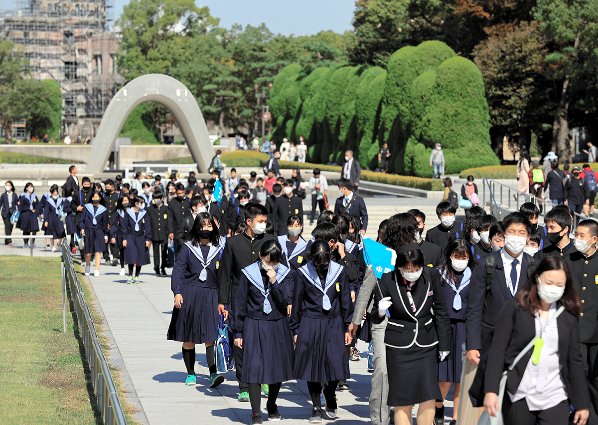 写真・図版 : 多くの修学旅行生が訪れる平和記念公園＝2020年10月25日、広島市中区、上田潤撮影 
