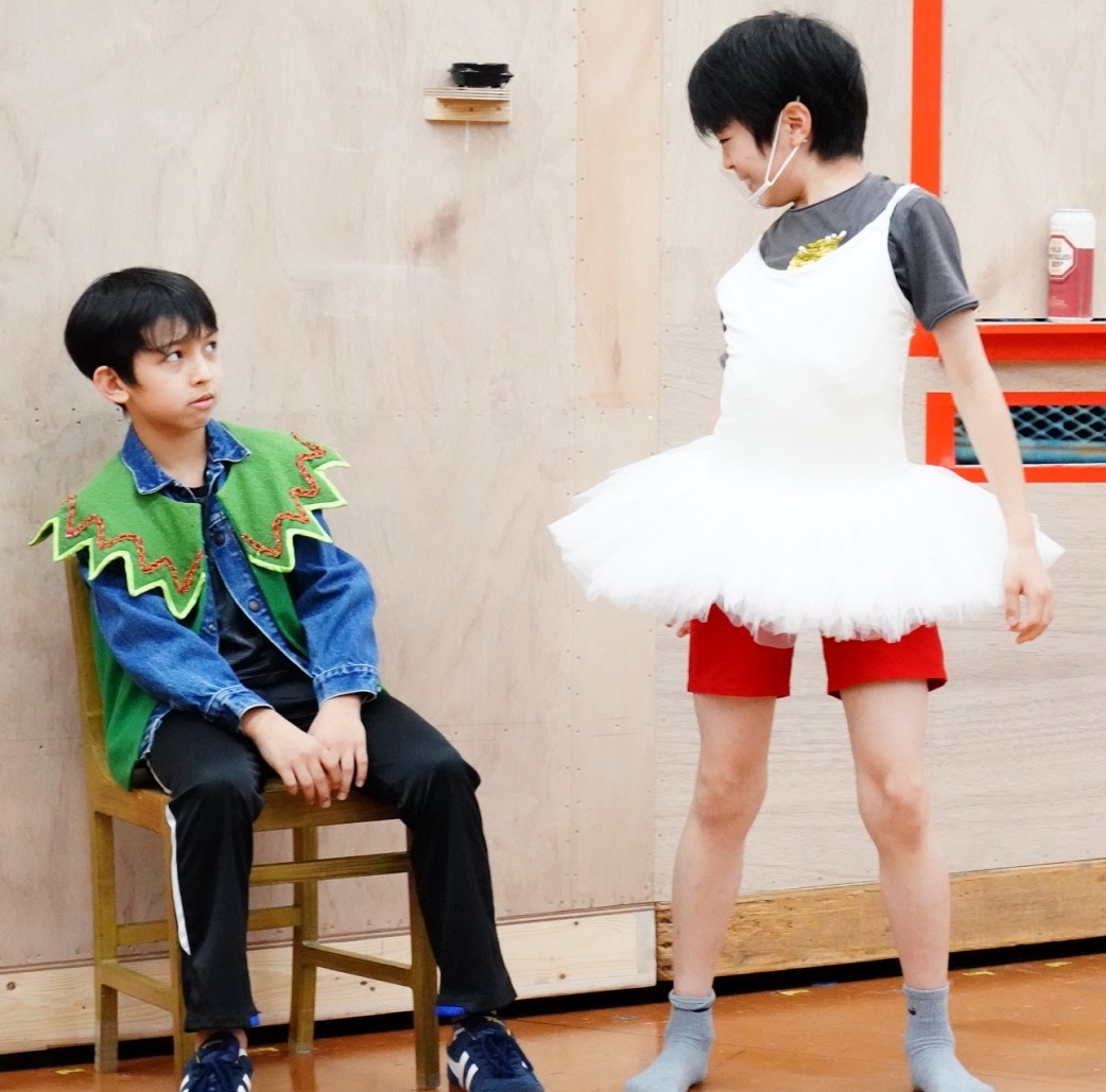 写真・図版 : 稽古するビリー（渡部出日寿、左）とマイケル（河井慈杏）
