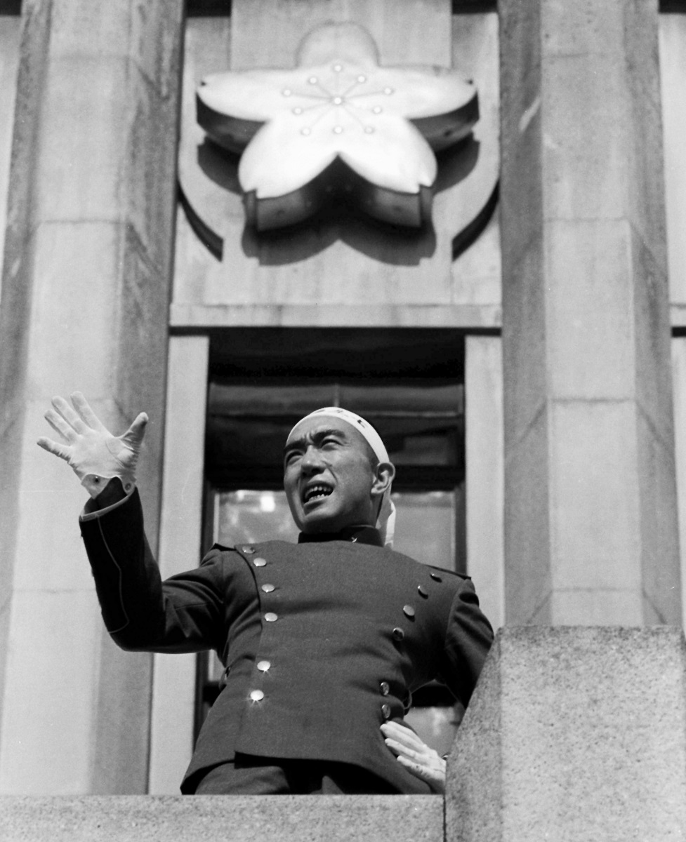 写真・図版 : 自衛隊基地のバルコニーで演説する三島由紀夫1970年11月25日、東京都新宿区の陸上自衛隊東部方面総監部
