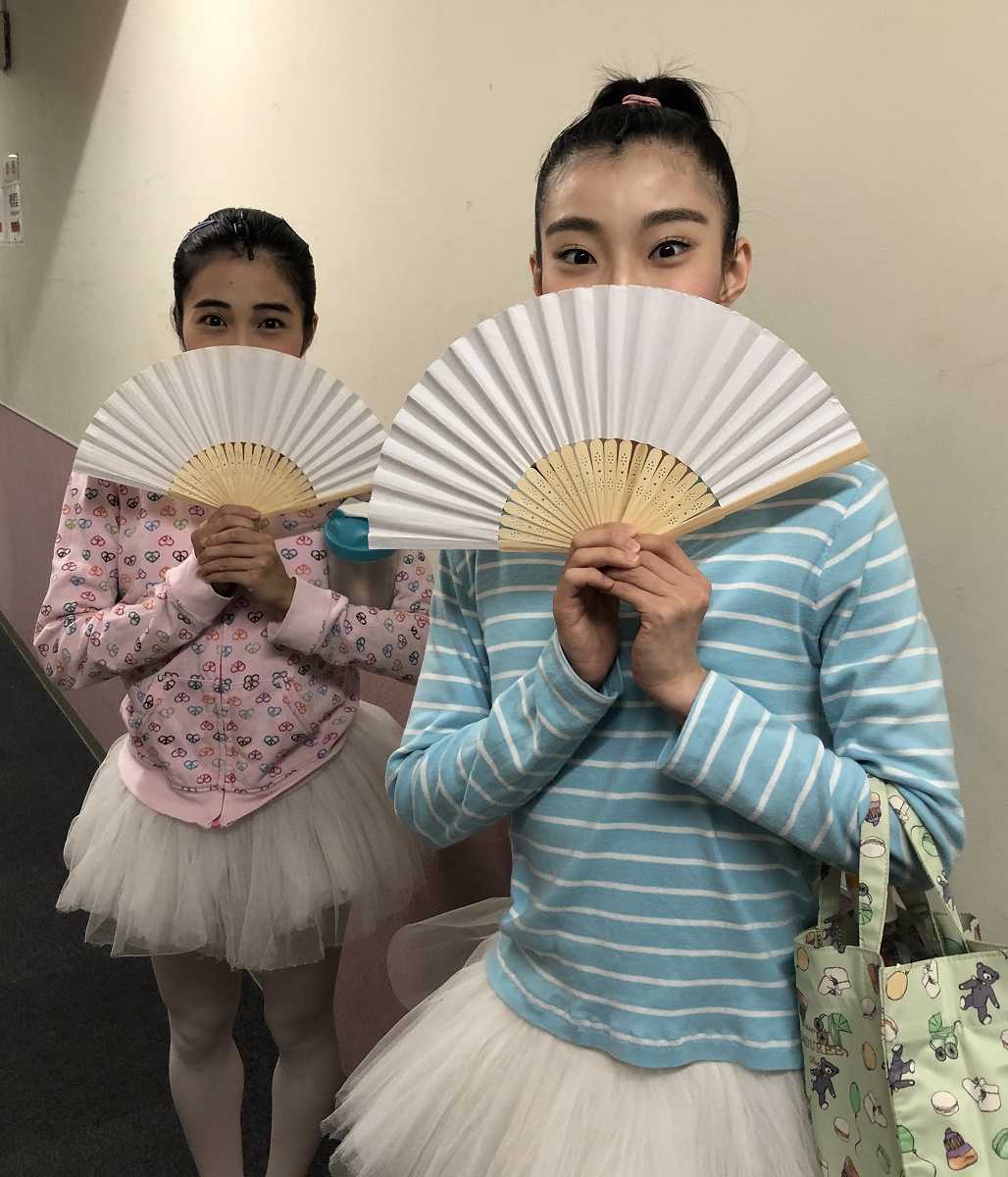 写真・図版 : 扇子で口元を隠すバレエガールズ役の井坂泉月（左）と井上花菜
