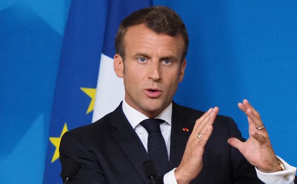 写真・図版 : フランスのマクロン大統領＝2019年6月21日、ブリュッセル