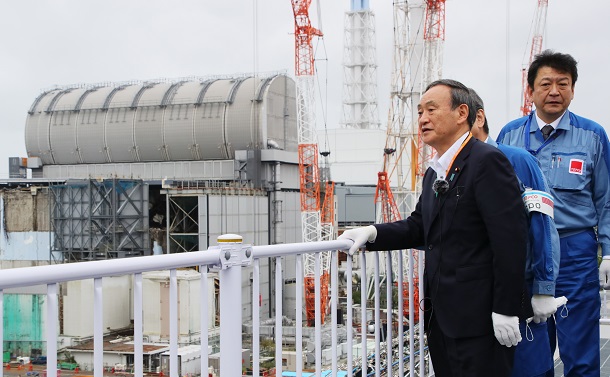 写真・図版 : 東京電力の福島第一原発構内を視察する菅義偉首相。奥にあるのは３号機＝2020年9月26日、福島県大熊町