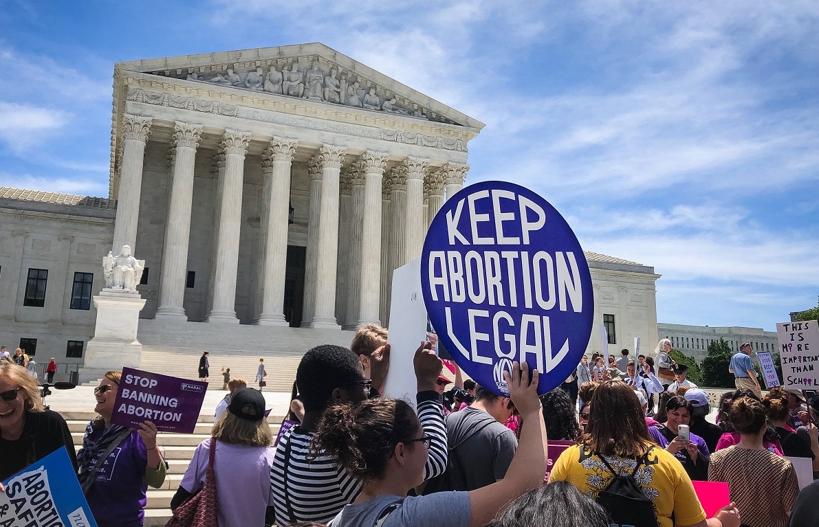 写真・図版 : 人工中絶(ABORTION)の議論はアメリカ社会を分断してきた　Stephanie Kenner/Shutterstock.com