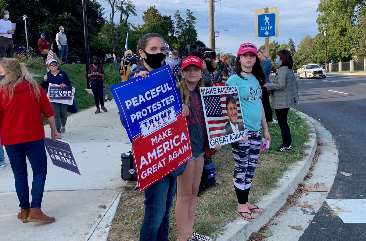 写真・図版 : トランプ氏が入院する病院の前に集まった支持者たち=2020年10月4日、米メリーランド州