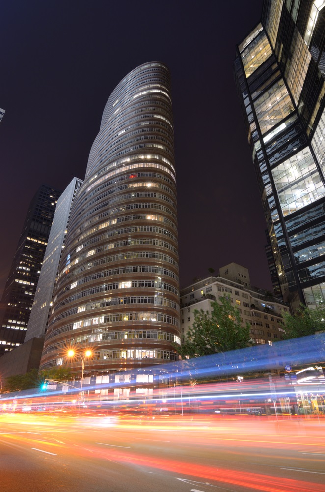 写真・図版 : マドフの運用・証券会社が入居していた通称「リップスティックビル」＝2012年5月、米ニューヨーク市