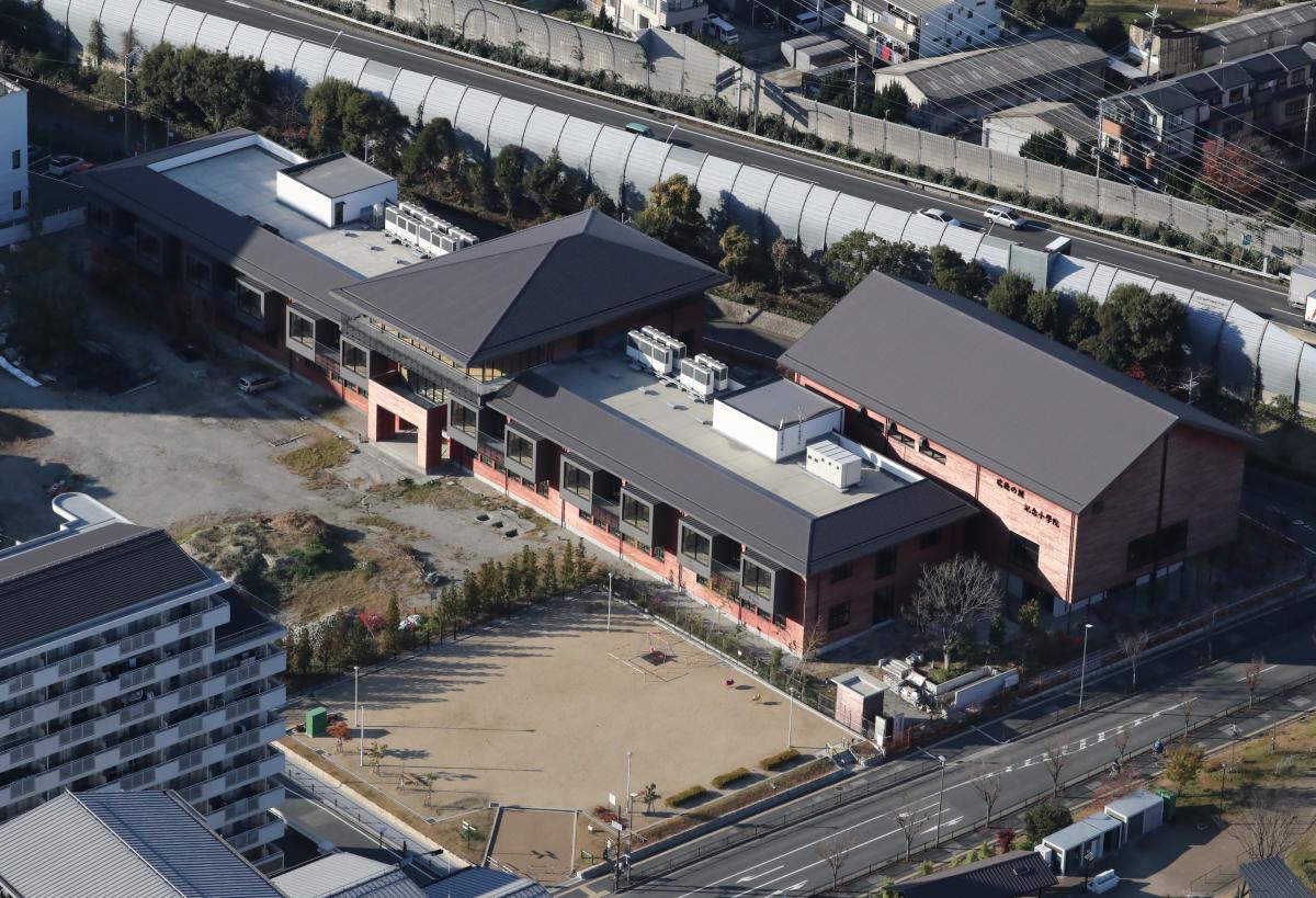 写真・図版 : 森友学園が建設を進めていた小学校＝2019年12月9日、大阪府豊中市