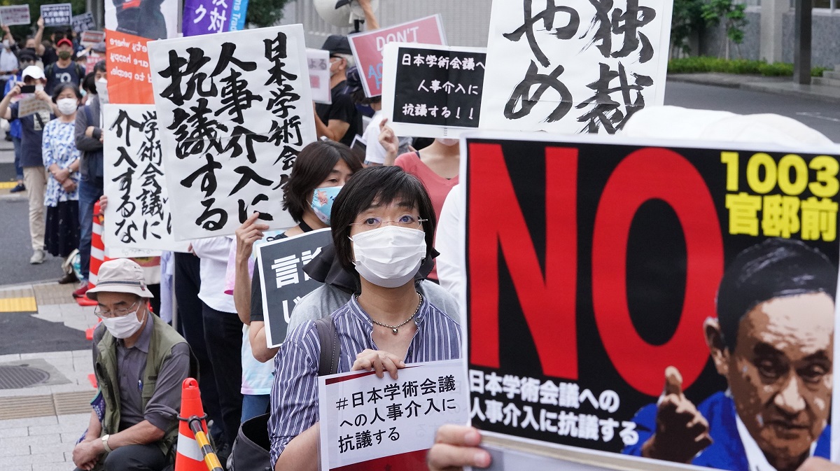 写真・図版 : 日本学術会議の任命拒否問題では、首相官邸前で再三にわたってデモや集会が開かれた=2020年10月3日