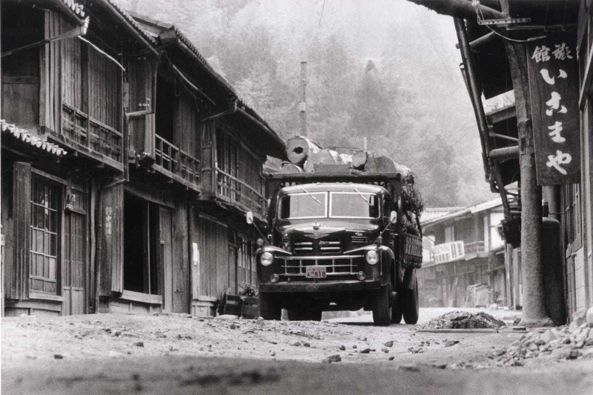 写真・図版 : 1965（昭和40）年頃の寺下地区。まだ家々は修復されていない＝妻籠を愛する会提供
