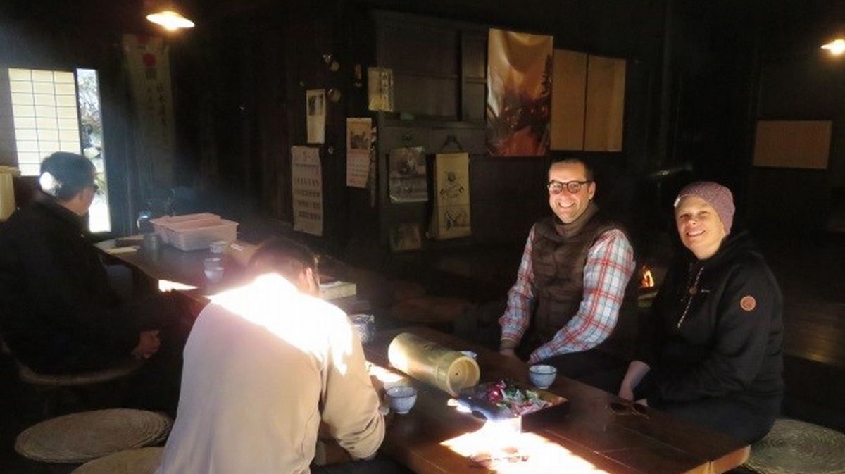 写真・図版 : 多くの外国人が利用する一石栃立場茶屋。“国際ミーティング場”の異名がつくほどだ＝筆者撮影