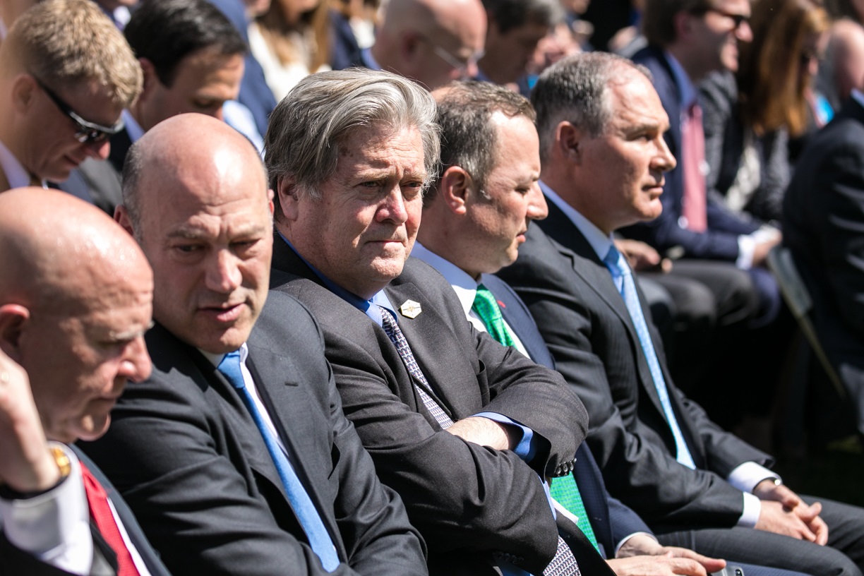 写真・図版 : トランプ大統領のパリ協定からの離脱表明を見守るスティーブ・バノン米大統領首席戦略官（当時、写真中央）＝2017年5月31日、ワシントン