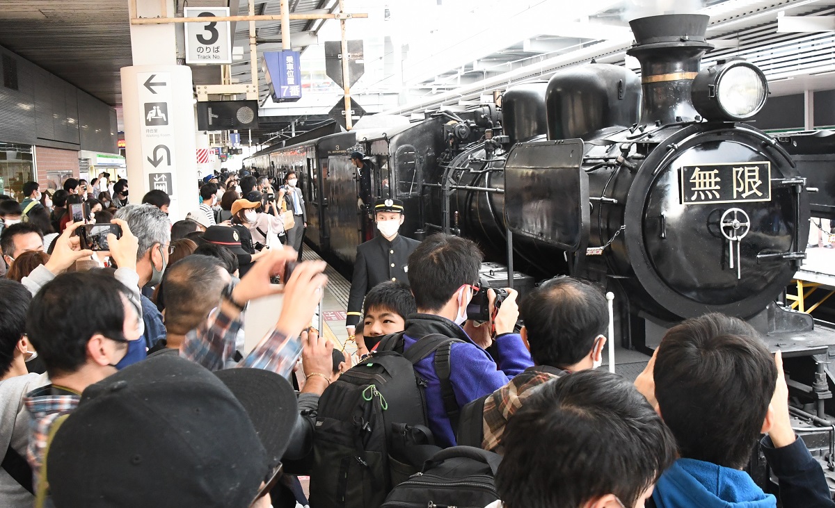 写真・図版 : 臨時列車「SL鬼滅の刃」を見ようと詰めかけたファンたち=2020年11月1日、福岡市のJR博多駅