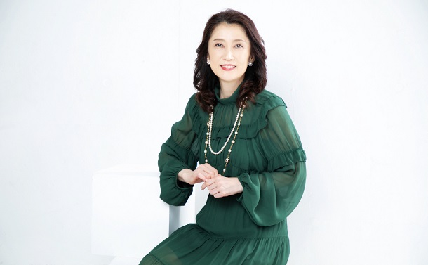 写真・図版 : 一路真輝＝岩田えり 撮影〈スタイリスト：江島モモ ／ヘアメイク：熊田美和子〉