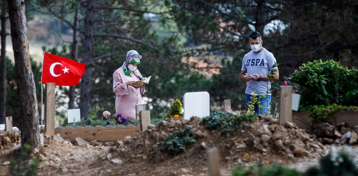 写真・図版 : コロナ感染で死んだ親戚を悼む人たち=トルコのイスタンブール郊外チェクメコイで　Huseyin Aldemir/Shutterstock.com