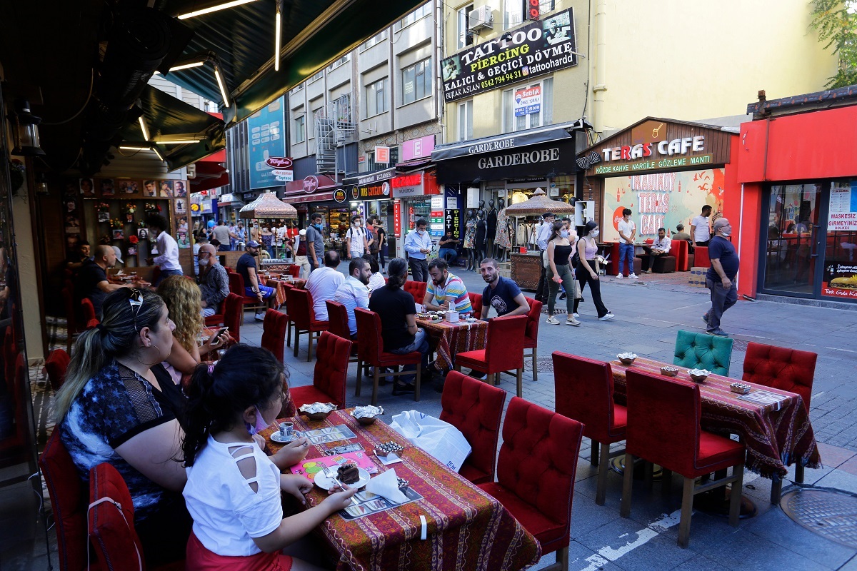 写真・図版 : イスタンブールのカフェで=2020年8月　　Nelson Antoine/Shutterstock.com