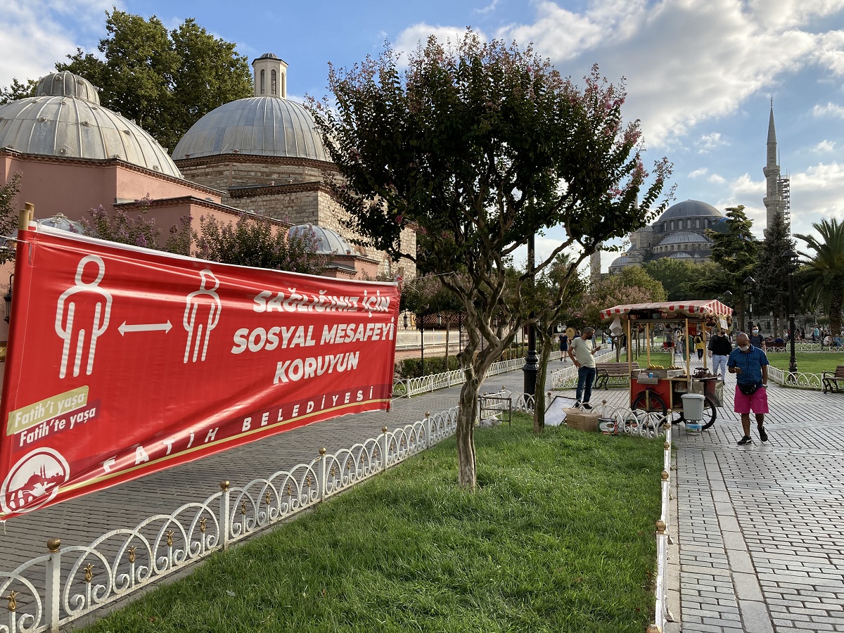 写真・図版 : イスタンブールの観光名所スルタンアフメット地区では、ソーシャルディスタンスを取るよう呼びかけていた=2020年9月11日