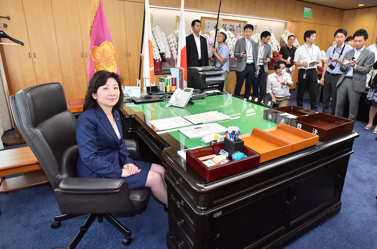 写真・図版 : 2017年には女性活躍担当大臣にもなった野田聖子氏