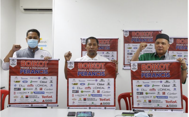 写真・図版 : マレーシアの首都クアラルンプールでフランス製品のボイコット運動を呼びかけるイスラム教団体 (マレーシアの大手ニュースサイト・Malay Mailより