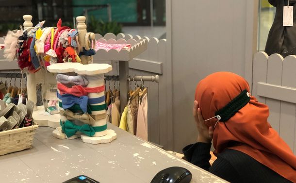写真・図版 : フランス製のベビー服などを販売するショップで店番をしていたイスラム教徒の女性店員は、フランス製品ボイコットの影響は特に受けていないと話した＝マレーシア・クアラルンプール、 海野麻実撮影