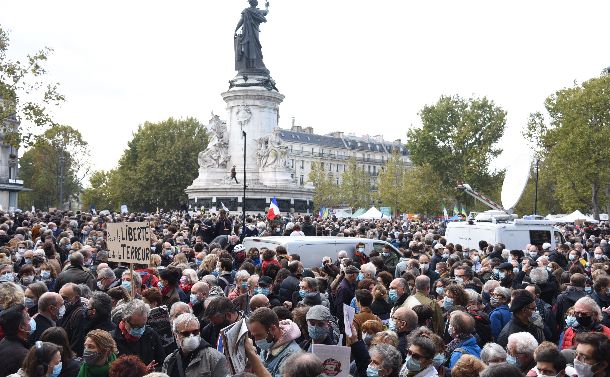 写真・図版 : パリのレピュブリック広場で殺害された教員サミュエル・パティさんの追悼に集まった市民＝2020年10月18日、パリ、疋田多揚撮影
