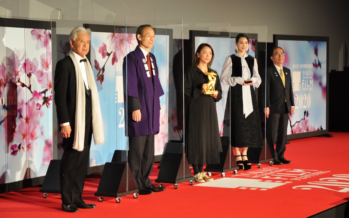 東京国際映画祭で観客賞を受賞した『私をくいとめて』の大九明子監督(右から3人目)と、女優ののんさん(同2人目)=2020年11月9日

