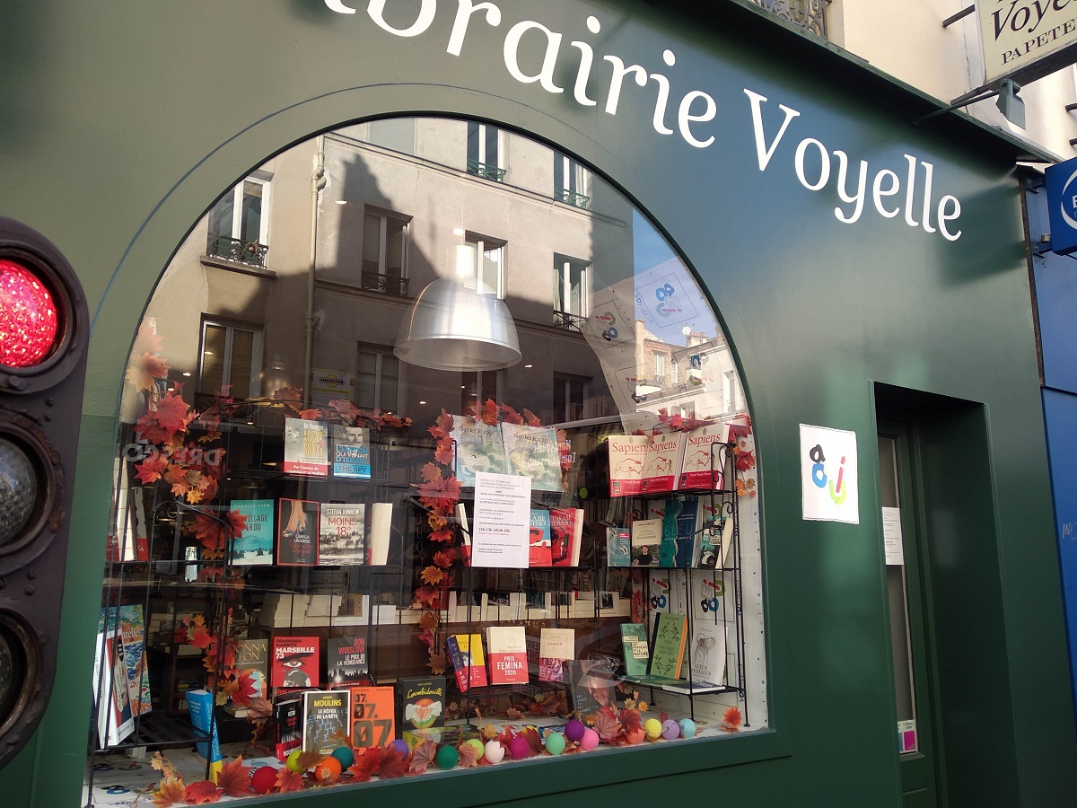 写真・図版 : パリの書店「Librairie
Voyelle」。店員さんによると「『クリック&コレクト』方式は本を用意する手間が大変。早く営業再開を許可してほしい」とのこと=撮影・筆者
