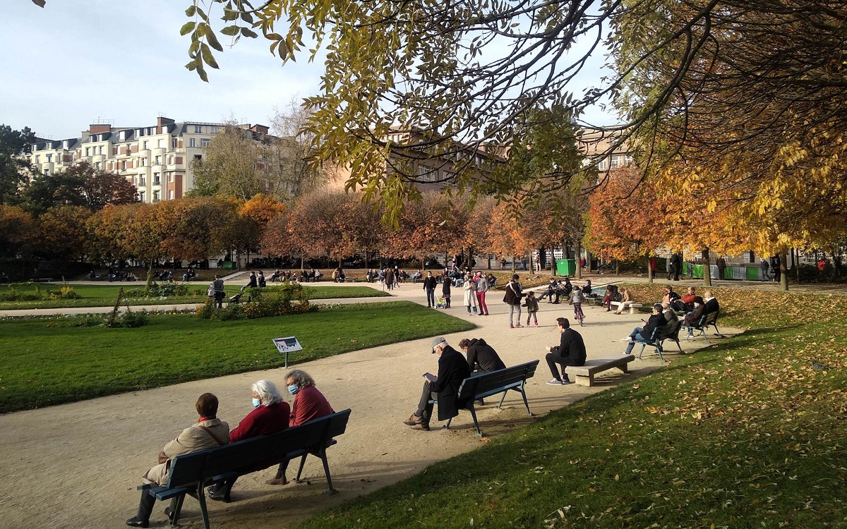 写真・図版 : パリ15区の公園。日中は多くの人が集っていた。読書をする人の姿も=撮影・筆者
