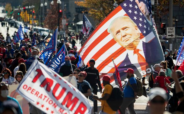 写真・図版 : トランプ大統領を支持する集会に集まった人たち＝2020年11月14日、ワシントン