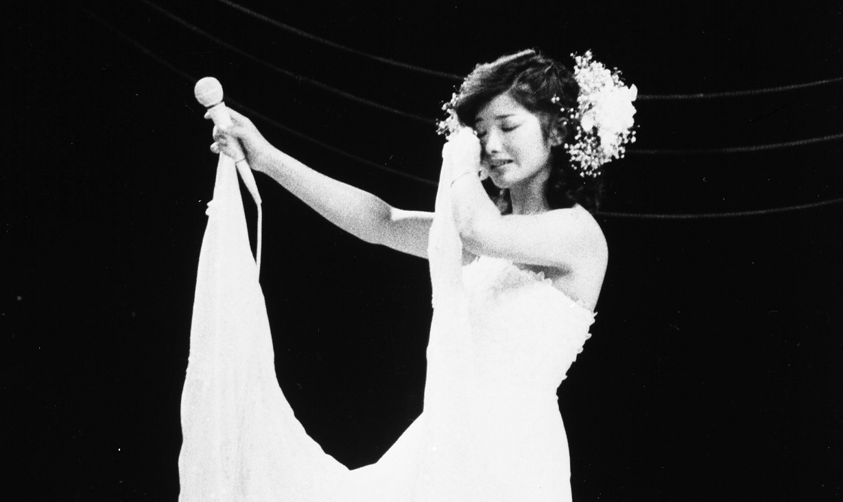 日本武道館で開かれた「さよならコンサート」で涙をぬぐう山口百恵=1980年10月5日