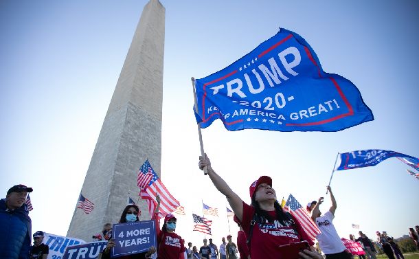 写真・図版 : ワシントン記念塔に集まったトランプ支持者＝2020年11月7日、ランハム裕子撮影